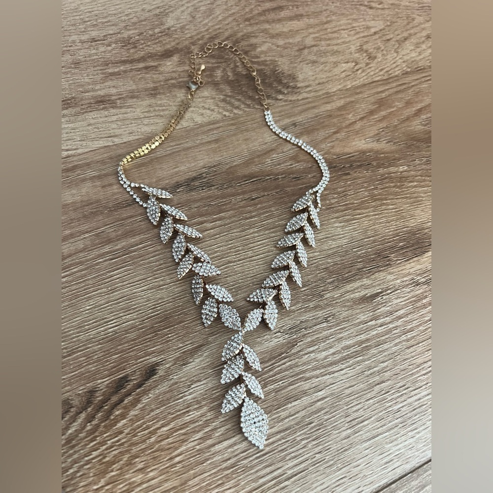 Elegant Necklace Golden Floral Leaf